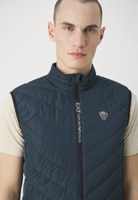 EA7 Emporio Armani TRAIN PREMIUM SHIELD VEST - Strukirani kaput - notte