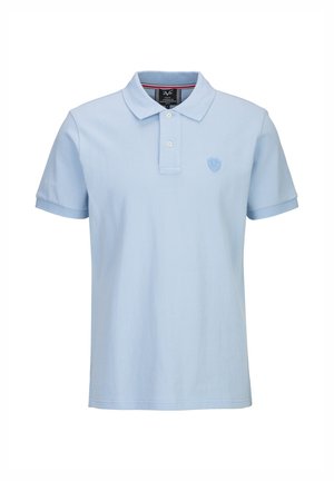 Hellblaues kurzärmeliges Poloshirt mit zwei weißen Knöpfen, Kragen und kleinem, aufgesticktem Logo auf der linken Brust.