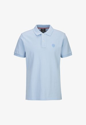 Hellblaues kurzärmeliges Poloshirt mit zwei weißen Knöpfen, Kragen und kleinem, aufgesticktem Logo auf der linken Brust.