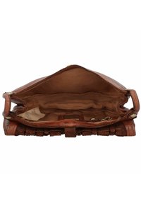 Bolso de cuero marrón con acentos trenzados, abierto mostrando un interior de tela beige y un pequeño bolsillo con cremallera. Incluye asas resistentes.
