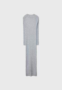 Abito lungo aderente a coste di colore grigio chiaro, con maniche lunghe e scollo rotondo. Textura morbida, design minimalista e silhouette che arriva fino al pavimento.