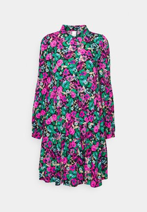 Blumenkleid mit einem Kragen, langen Ärmeln und einem Stufenrock. Mit leuchtend pinken, grünen und blauen Blumen auf schwarzem Hintergrund.