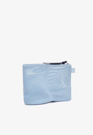 Jasnoniebieska prostokątna siatkowa saszetka z zamkiem błyskawicznym i czarną pętlą na białym tle.