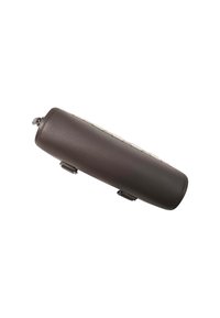 Sac cylindrique en cuir marron foncé avec une surface texturée. Présente un motif tissé lisse et clair d'un côté et des accents en métal.