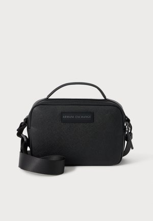 Sac bandoulière rectangulaire noir avec poignée supérieure, sangle d'épaule réglable, surface texturée et écusson du logo Armani Exchange à l'avant.