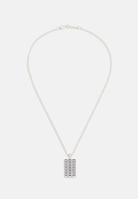 Colar de corrente prateada com um pendente retangular com um padrão de linha preta ondulada. A corrente é delicadamente ligada e ajustável.