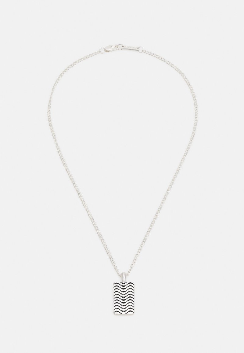 Colar de corrente prateada com um pendente retangular com um padrão de linha preta ondulada. A corrente é delicadamente ligada e ajustável.
