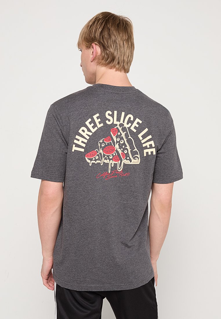 Uomo che indossa una maglietta grigia scura con la scritta "THREE SLICE LIFE" e tre grafiche di fette di pizza che gocciolano sulla schiena.