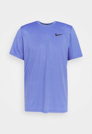 T-shirt de sport bleu à manches courtes avec col rond et logo Nike swoosh noir sur la poitrine gauche.