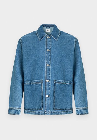 Modra denim jakna z dolgimi rokavi, srebrnimi gumbi spredaj, zloženim ovratnikom in dvema velikima sprednjima žepoma.