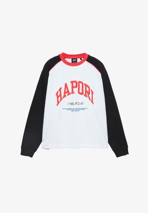 Weißes Sweatshirt mit schwarzen langen Ärmeln, rotem Kragen und großem roten Schriftzug "HAPORI" auf der Vorderseite mit kleinem Text darunter.