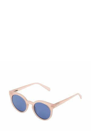 Des lunettes de soleil rondes avec une monture translucide rose et des verres bleus. Branches fines et courbées avec des détails métalliques subtils sur les côtés.