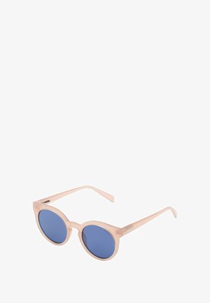 Des lunettes de soleil rondes avec une monture translucide rose et des verres bleus. Branches fines et courbées avec des détails métalliques subtils sur les côtés.