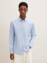 Lichtblauwe button-up shirt gemaakt van ademende stof, met een klassieke kraag en lange mouwen. Glad textuur met een lichte glans.