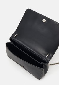 Calvin Klein Jeans SCULPTED FLAP25 DEBOSS - Taška s příčným popruhem - black
