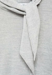 Maglione grigio chiaro con un'accenzione di tessuto annodato sul collo, realizzato in un morbido materiale a maglia testurizzata e con una vestibilità casual e rilassata.