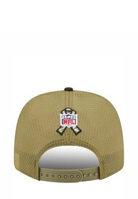 Olivenfarbene Mütze aus strukturiertem Mesh-Material, mit einem gestickten NFL-Logo und einem Camouflage-Ripsbanddetail auf der Rückseite. Verstellbare Schnallenverschlüsse.