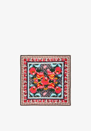 Pañuelo cuadrado con un audaz patrón floral en rojo y rosa, acentos azules y múltiples bordes decorativos en rojo y blanco.