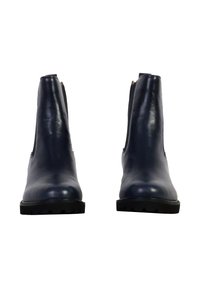 Botas de cuero marino de tobillo con un acabado suave, paneles laterales elásticos, punta redondeada y suelas de goma negra con un diseño de textura.