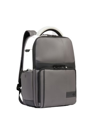 Mochila compacta gris y negra con múltiples compartimentos con cremallera y correas acolchadas para los hombros, mostrada en un ángulo de tres cuartos.