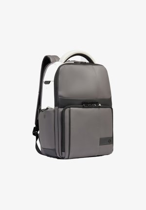 Mochila compacta gris y negra con múltiples compartimentos con cremallera y correas acolchadas para los hombros, mostrada en un ángulo de tres cuartos.