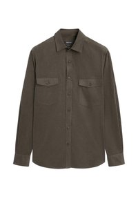 Ciemnobrązowa koszula na guziki z długim rękawem, z dwoma kieszeniami na piersi zapinanymi na guziki oraz z kołnierzem w szpic, przedstawiona na białym tle.