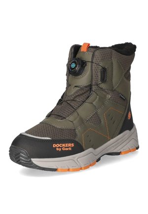 Wysoki outdoorowy but w kolorze oliwkowej zieleni i czerni z pomarańczowymi detalami, teksturowana cholewka, gruba podeszwa i system sznurowania na pokrętło.