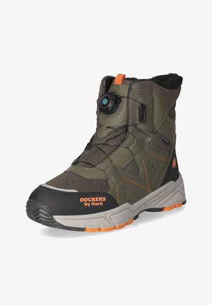 Wysoki outdoorowy but w kolorze oliwkowej zieleni i czerni z pomarańczowymi detalami, teksturowana cholewka, gruba podeszwa i system sznurowania na pokrętło.