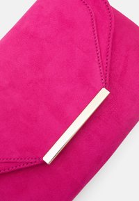 Fuksia-nahkainen clutch-laukku, jossa on kullans�ävyinen metallinen yksityiskohta, vinosaumaus ja tyylikäs taitettavuusdesign. Sileä pinta kauttaaltaan.