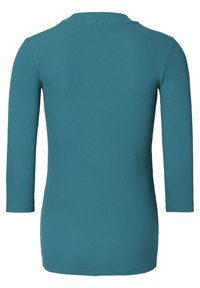 Top de manga longa em teal com textura de nervuras, apresentando um decote redondo e bainha cortada reta, adequado para sobreposição ou uso casual.