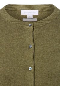 Cardigan en coton biologique vert olive avec un col côtelé et une patte de boutonnage à cinq boutons avec des boutons en métal argenté. Texture douce et design simple.
