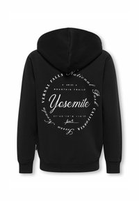 Sort hættebluse med et trykt design på ryggen, som inkluderer "Yosemite," geografiske koordinater og dekorerende tekst i hvid. Fremstillet af bomuldsstof.