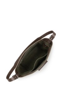Borsa a tracolla in pelle marrone con interno verde oliva. Presenta due tasche interne e una tracolla robusta con una fibbia in tonalità argento.