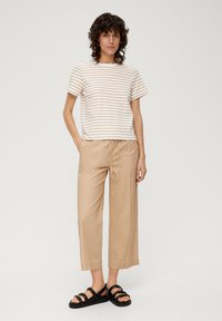 s.Oliver LEICHT VERKÜRZTES  - T-Shirt print - sandstein