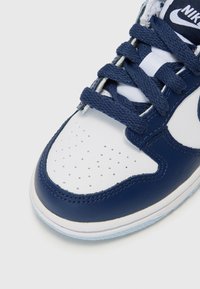 Nike Sportswear DUNK LOW UNISEX - Korkeavartiset tennarit - white/midnight navy/armory blue