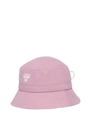 Jasnoróżowy kapelusz typu bucket z małym białym logo pszczoły po boku i przeszyciami wokół rondla i korony.