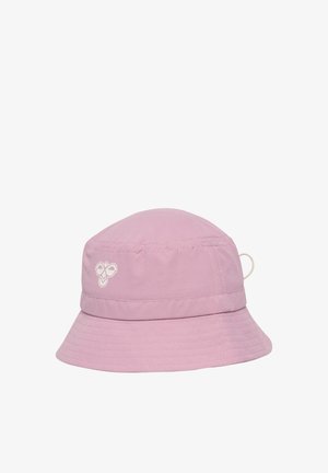 Lyserød bucket hat med en lille hvid bi-logo på siden og syninger omkring skyggen og toppen.