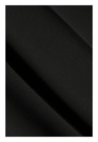 Tissu noir avec des plis diagonaux montrant une texture lisse et un ombrage subtil.