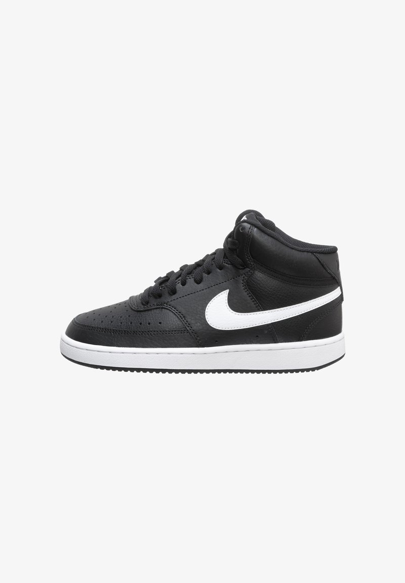 Sneaker alta nera realizzata in pelle texturizzata, con il logo Nike in bianco, punta rotonda e suola in gomma bianca con motivo di aderenza.