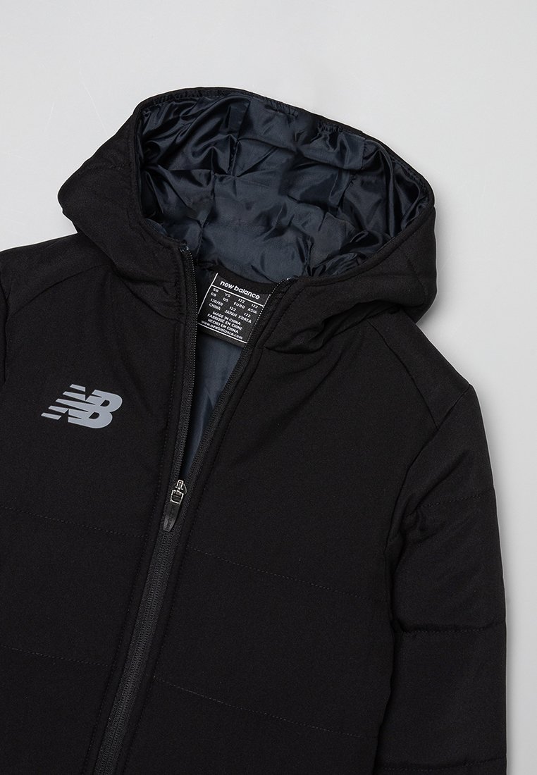 Doudoune noire avec capuche, présentant un extérieur lisse et doux, un design matelassé, un logo gris sur la poitrine et une fermeture éclair à l'avant.