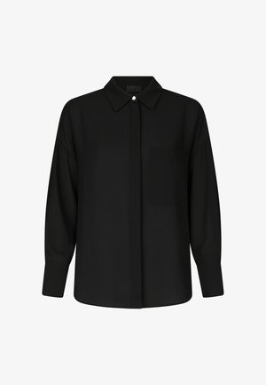 Blusa nera con colletto, maniche lunghe e una tasca sul petto. Tessuto morbido con chiusura a bottoni. Design elegante e minimalista.