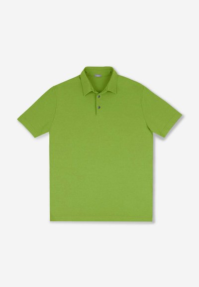 Camisa polo verde brillante de manga corta con cuello y dos botones, apoyada sobre un fondo blanco.