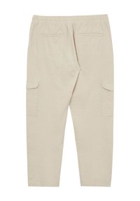 Pantaloni cargo beige con cintura elastica, due tasche laterali cargo, una texture liscia e dettagli della tasca posteriore.