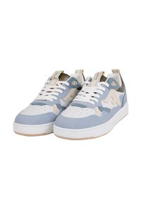 Un paio di sneaker in suede beige, bianco e blu chiaro con lacci bianchi e linguette con logo su sfondo bianco.