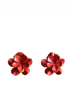 Paire de boucles d'oreilles rouges en forme de fleur avec des pétales superposés et une finition brillante sur fond blanc.