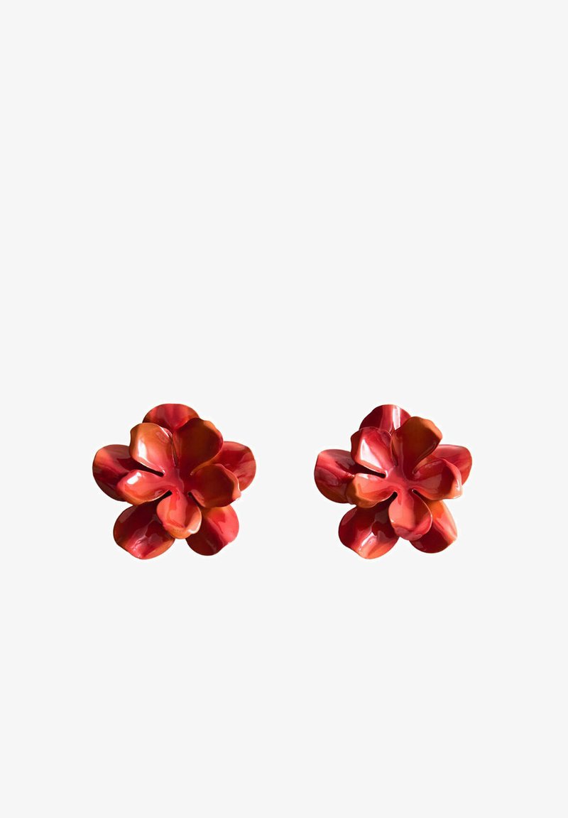 Paire de boucles d'oreilles rouges en forme de fleur avec des pétales superposés et une finition brillante sur fond blanc.