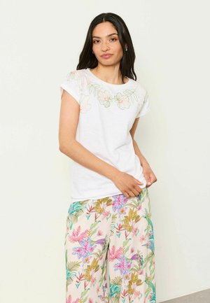 FatFace, REGULAR FIT - EMBROIDERED PLACEMENT FLORAL T-SHIRT - T-Shirt print - white