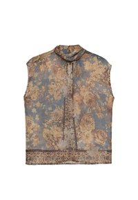 Bluse mit Blumenmuster aus durchsichtigem Stoff, blauer Hintergrund mit beigen Rosenmustern, hoher Ausschnitt und fließendes Design. Ohne Ärmel, lockere Passform.
