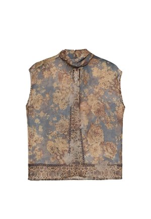 Blouse florale en tissu transparent, avec un fond bleu et des motifs de roses beiges, col haut et design fluide. Sans manches, coupe ample.