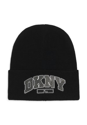 Bonnet noir en tricot avec bord replié affichant "DKNY" en grandes lettres cloutées et "New York" en petits caractères d’imprimerie en dessous.